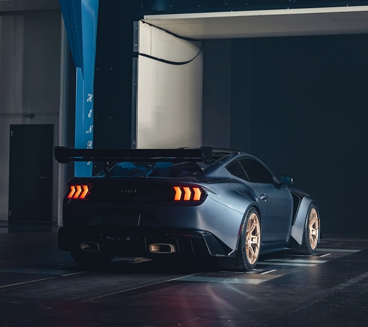 Vue de trois quarts arrière d’une Mustang GTD.